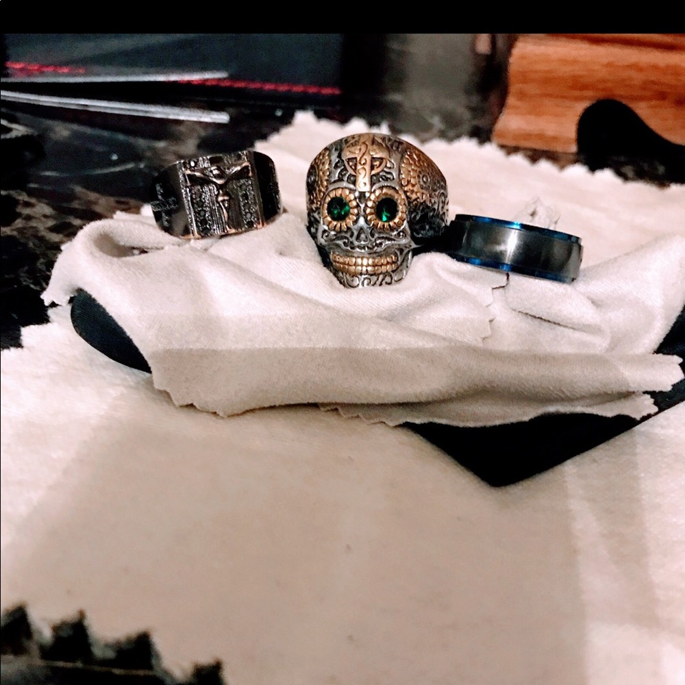 2 men’s rings